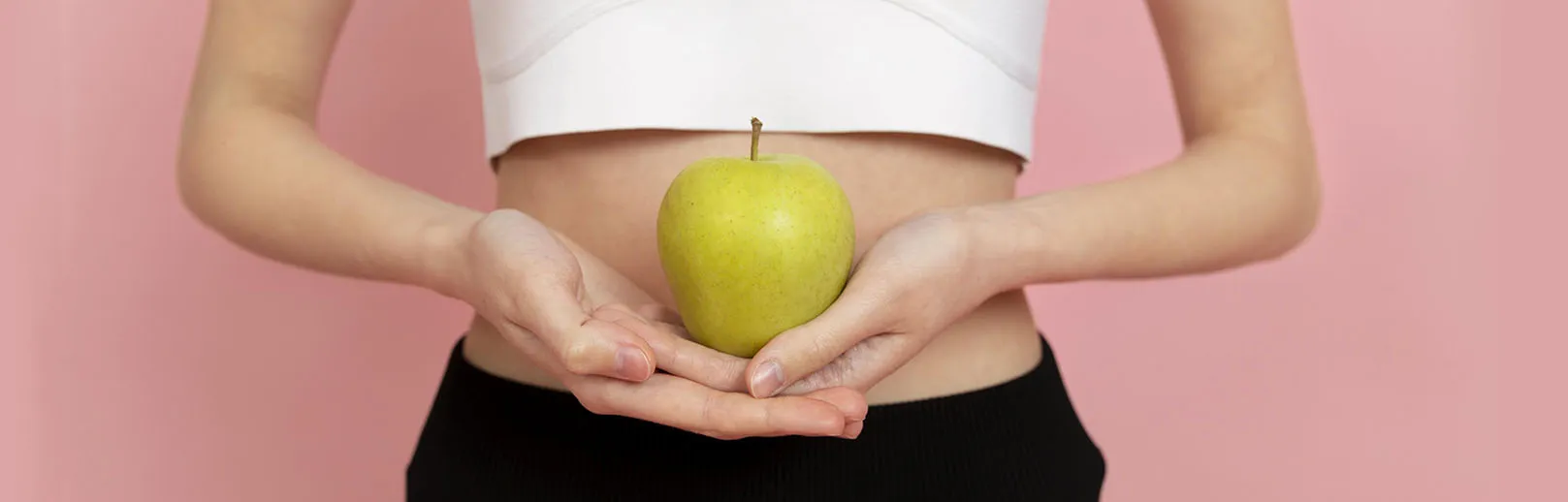 2024-close-up-woman-holding-apple Stoffwechselerkrankungen – Ihre Ansprechpartnerin Dr. Evelyn Ramsböck