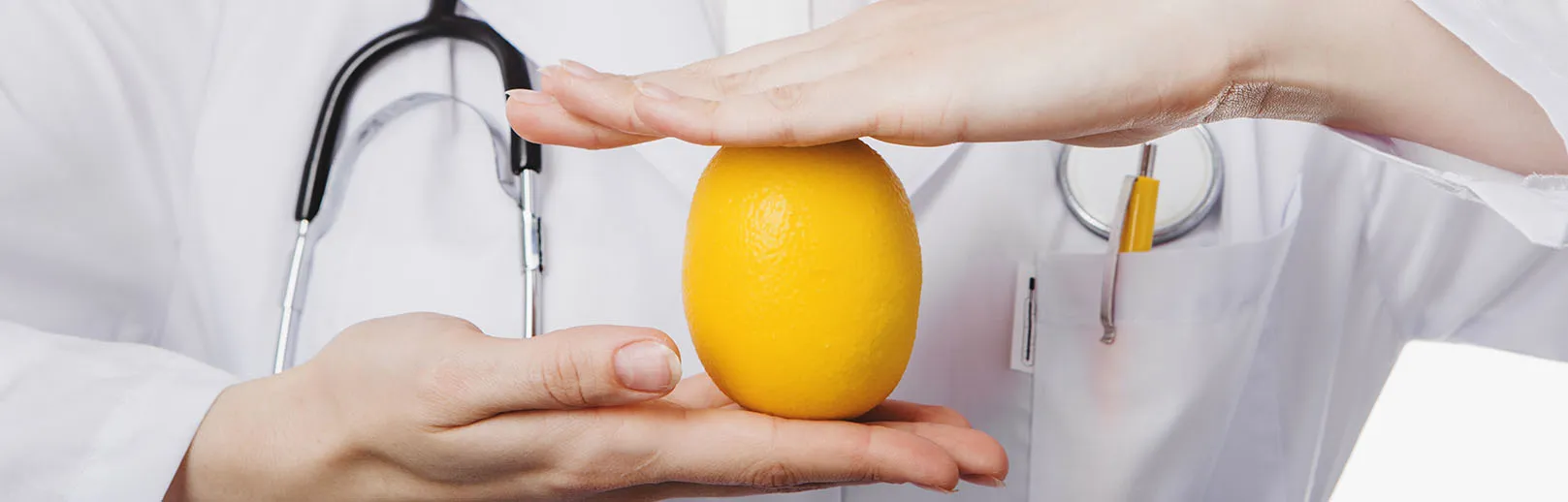 diet-specialist-with-lemon Vorsorgeuntersuchung – bei Dr. Evelyn Ramsböck in Wilhering, Haus Medicus